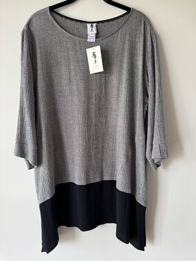 Relaxed Two-Tone Gray & Black Tunic Top